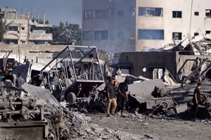 Thiệt hại sau các cuộc không kích của Israel xuống Dải Gaza. (Ảnh: THX/TTXVN phát)