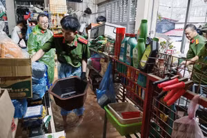 Lực lượng Công an hỗ trợ các hộ gia đình bị ngập úng. (Ảnh: Công an Lạng Sơn)