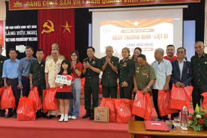 Trao tặng quà cho các cựu chiến binh tại Làng Hữu nghị Việt Nam.