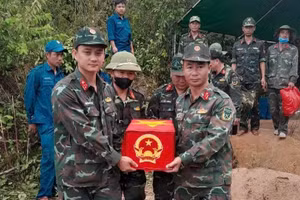 Các lực lượng chức năng đưa hài cốt liệt sĩ quy tập được tại thôn Phong Hậu, xã Tuy An Bắc theo thông tin từ bà Bùi Thị Kim Chuyên về nơi thờ cúng, bảo quản. (Ảnh: QUỐC KHÁNH)
