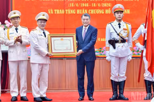 Thủ tướng Chính phủ Lê Minh Hưng trao Huân chương Hồ Chí Minh tặng lực lượng Cảnh sát hình sự. (Ảnh: THANH GIANG)