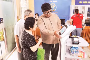 Người dân làm các thủ tục tại điểm phục vụ hành chính công phường Cửa Nam, thành phố Hà Nội. (Ảnh: KHÁNH AN)