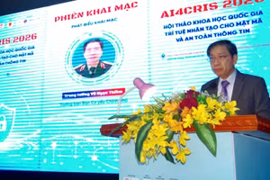Trung tướng Vũ Ngọc Thiềm, Trưởng ban Cơ yếu Chính phủ phát biểu khai mạc hội thảo. (Ảnh: TRÀ MY)