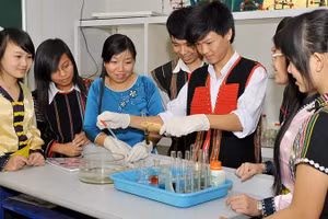 Việt Nam luôn bảo đảm quyền được giáo dục cho mọi người. (Trong ảnh: Giờ học thực hành môn Hóa học của học sinh Trường trung học phổ thông dân tộc Nội trú N’Trang Lơng, Ðắk Lắk). (Ảnh: THU CÚC)
