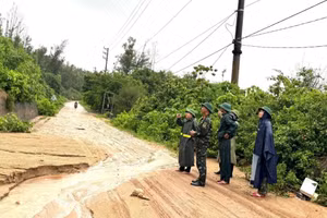 Các đồng chí lãnh đạo xã Cẩm Trung, tỉnh Hà Tĩnh kiểm tra, rà soát các khu vực sạt lở để chủ động ứng phó.