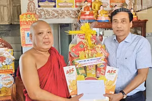 Đồng chí Hồ Văn Linh, Bí thư Đảng ủy xã Hòa Bình, tặng quà Tết cho Thượng tọa Danh Dần, trụ trì chùa Hòa Bình mới.