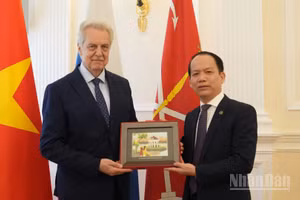 Bộ trưởng Tư pháp Hoàng Thanh Tùng và Chủ tịch Ủy ban Đối ngoại thành phố Saint Petersburg Evgeny Grigoriev. (Ảnh: THANH THỂ)