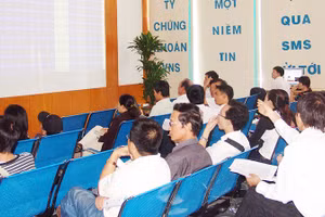 Thị trường cổ phiếu giúp doanh nghiệp gia tăng đệm vốn tự có và nâng cao khả năng chống chịu trước các biến động tài chính. Ảnh: NAM ANH