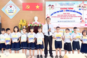 Lãnh đạo UBND phường Ngũ Hành Sơn tặng SGK mới cho học sinh khó khăn.
