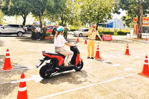 Người học sẽ thực hành trên sa hình hoặc trên các tuyến đường dưới sự hướng dẫn của lực lượng CSGT.