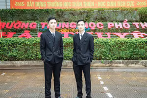 Hai anh em Anh Minh (bên trái) và Bảo Minh tại Trường THPT Hàn Thuyên (Bắc Ninh).
