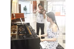 Nghệ sĩ Nguyệt Thu và An Như biểu diễn tại Bệnh viện Bạch Mai (Hà Nội).