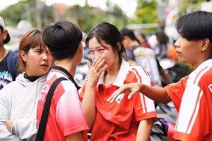 Học sinh Thái Lan động viên lẫn nhau sau biến cố. Ảnh: THE NATIONE