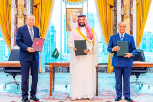 Các nhà lãnh đạo Thổ Nhĩ Kỳ, Saudia Arabia và Pakistan (trái sang) tại lễ ký Hiệp định Phòng thủ chung Mecca. Ảnh: SAUDI PRESS AGENCY 