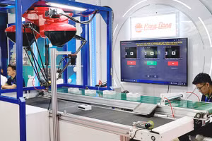 Dây chuyền ứng dụng giải pháp A.I VISION sắp xếp và phân loại sản phẩm của Công ty Cổ phần Bóng đèn Phích nước Rạng Đông. Ảnh: NAM HẢI