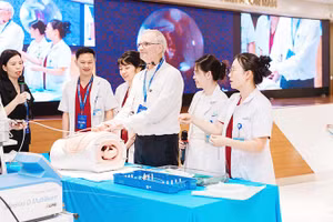 GS Jan Deprest hướng dẫn thực hành trên mô hình bào thai.