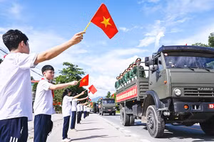Đoàn xe đưa các anh trở về trong vòng tay Nhân dân. 