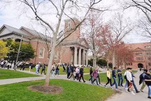 Sinh viên trong khuôn viên Trường Harvard. Ảnh: REUTERS