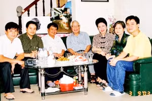 Thủ tướng Võ Văn Kiệt thăm gia đình nhà báo Ngô Minh Đạo (ngồi bên phải Thủ tướng).