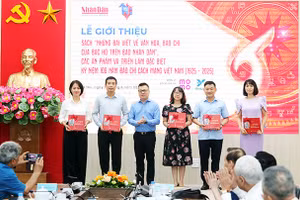 Đồng chí Lê Quốc Minh - Tổng Biên tập Báo Nhân Dân tặng Cuốn sách “Những bài viết về văn hóa, báo chí của Bác Hồ trên Báo Nhân Dân” cho đại diện các đơn vị. Ảnh: KHIẾU MINH