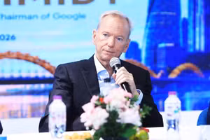 Ông Eric Schmidt phát biểu ý kiến tại sự kiện. Ảnh: NIC