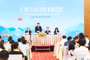 Toàn cảnh buổi họp báo. Ảnh: TRẦN HUẤN