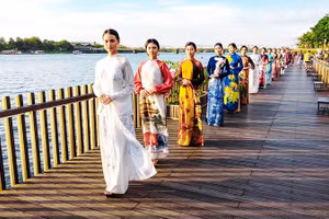 Trình diễn áo dài tại cầu đi bộ gỗ lim (Huế).