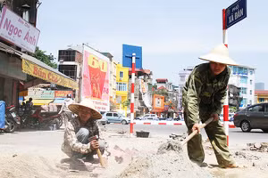 Mưu sinh ngoài trời nắng nóng đổ lửa. Ảnh: KHIẾU MINH