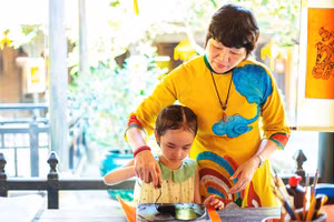 Nghệ nhân Nguyễn Thị Bình góp công sức đưa dòng tranh Kim Hoàng trở lại.