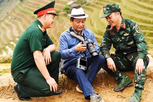 Nghệ sĩ Thanh Miền với các chiến sĩ.