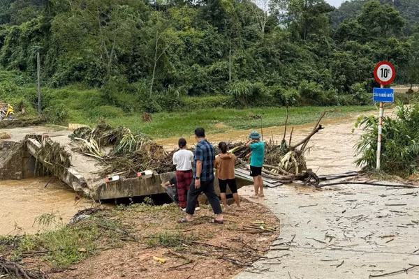 Mưa lũ khiến cây cầu Khuổi Đuốc, xóm Chông Cá, xã Minh Khai tỉnh Cao Bằng bị sập. (Ảnh: Xã Minh Khai)