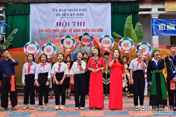 Truyền thông về phòng chống tảo hôn và hôn nhân cận huyết thống ở các xã vùng núi cao tỉnh Nghệ An.