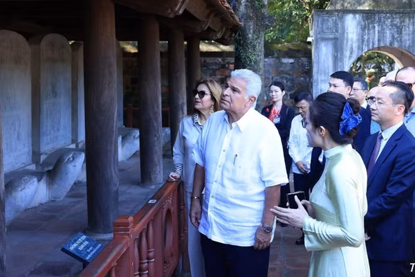 Tổng thống Cộng hòa Panama José Raúl Mulino và Phu nhân nghe giới thiệu về bia tiến sĩ. (Ảnh: Tuấn Anh/TTXVN)