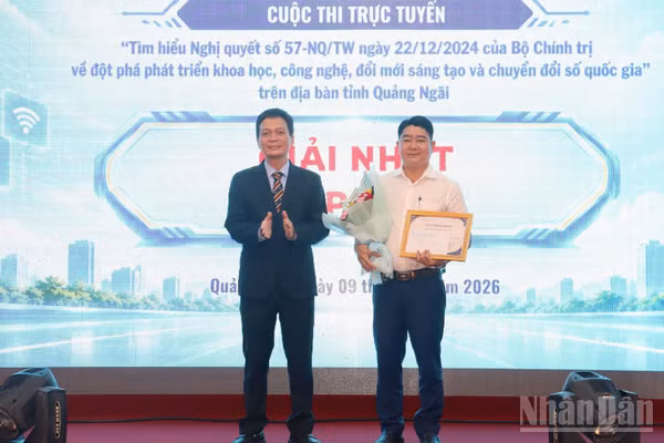 Giám đốc Sở Khoa học và Công nghệ tỉnh Quảng Ngãi Nguyễn Tấn Liêm trao giải Nhất tập thể cho Ủy ban nhân dân xã Bình Sơn. (Ảnh: HIỂN CỪ) 