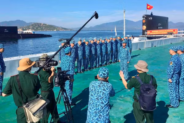 Ê-kíp Điện ảnh Quân đội nhân dân thực hiện cảnh quay. (Ảnh: ĐAQĐND)