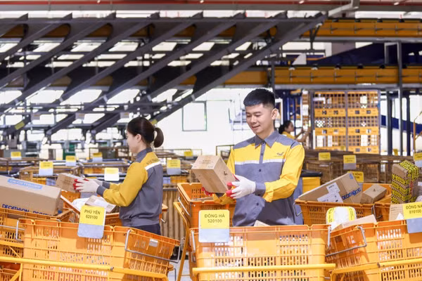 Nhân viên Bưu điện Việt Nam xử lý bưu gửi tại trung tâm khai thác. (Ảnh: Vietnampost.vn)