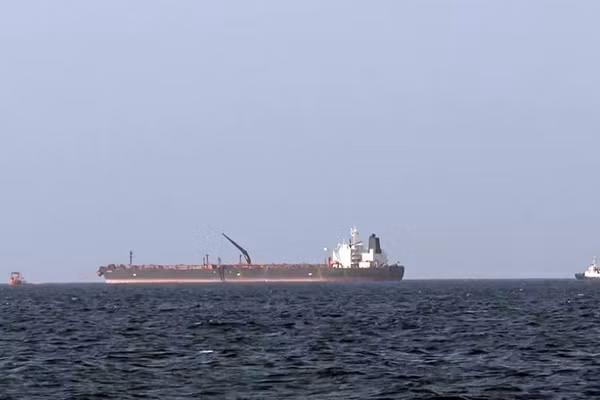 Tàu chở dầu của Nga ở ngoài khơi bờ biển Mangalore, Ấn Độ ngày 22/3/2026. (Ảnh: ANI/TTXVN)