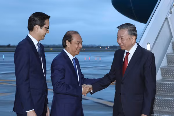 Đại sứ Việt Nam tại Hoa Kỳ Nguyễn Quốc Dũng và Đại sứ Đỗ Hùng Việt, Trưởng Phái đoàn Thường trực Việt Nam tại Liên hợp quốc đón Tổng Bí thư, Chủ tịch nước Tô Lâm tại sân bay quốc tế John F.Kennedy, thành phố New York. (Ảnh: Thống Nhất/TTXVN)