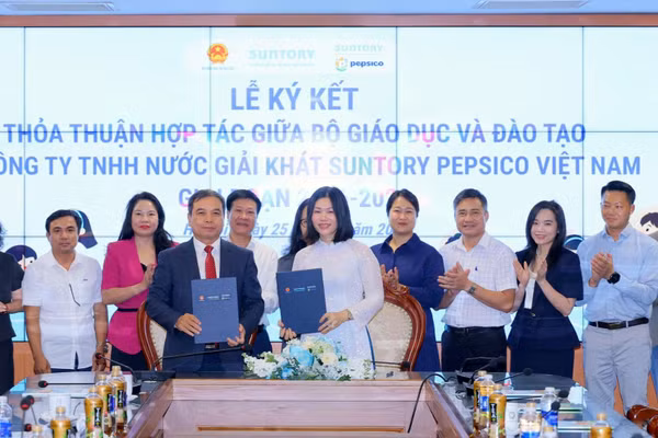 Đại diện Bộ Giáo dục và Đào tạo và Suntory PepsiCo Việt Nam ký kết Thỏa thuận hợp tác giai đoạn 2026–2029. (Ảnh: TIẾN KHÔI)