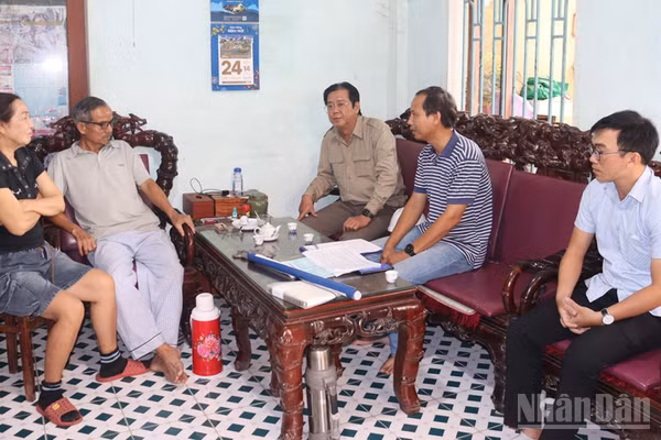 Lãnh đạo Ban Quản lý dự án đầu tư xây dựng các công trình giao thông tỉnh Quảng Ngãi trực tiếp đến các hộ gia đình ở xã An Phú vận động người dân sớm bàn giao mặt bằng dự án đường ven biển Dung Quất-Sa Huỳnh. (Ảnh: HIỂN CỪ)