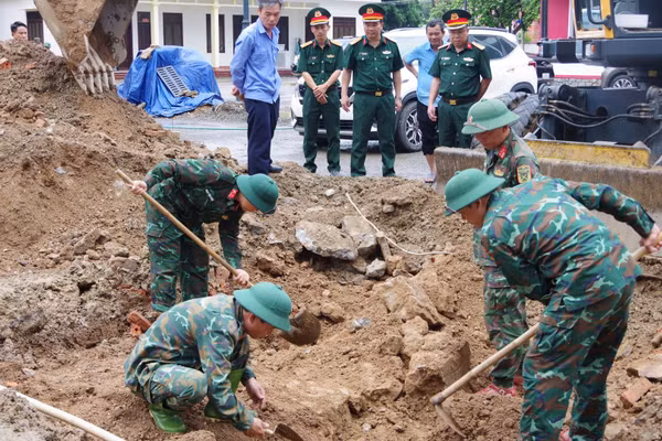 Lực lượng chức năng tìm kiếm, quy tập hài cốt liệt sĩ tại khu phố Thành Cổ, phường Quảng Trị, tỉnh Quảng Trị. (Ảnh: XUÂN DIỆN)