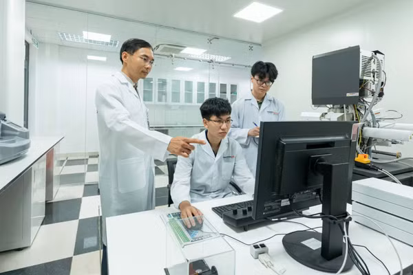 Giảng viên và sinh viên Đại học Phenikaa thực hành trong phòng thí nghiệm. (Ảnh: PHƯỚC AN)