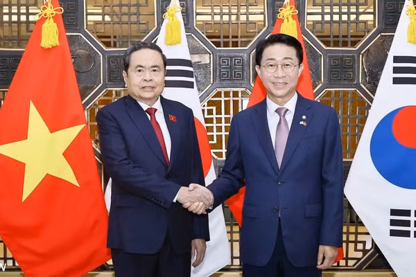 Chủ tịch Quốc hội Trần Thanh Mẫn và Chủ tịch Quốc hội Hàn Quốc Cho Jeong Sik chụp ảnh chung.