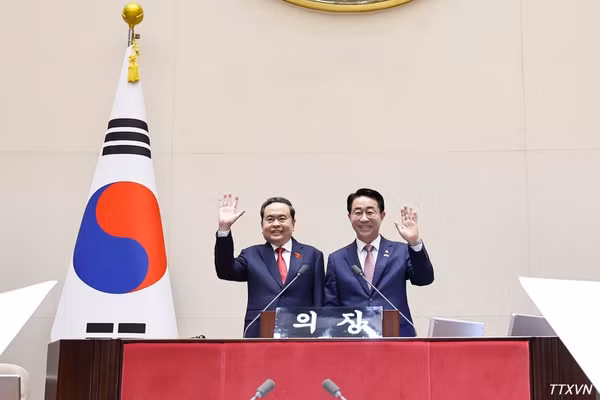 Chủ tịch Quốc hội Trần Thanh Mẫn cùng Chủ tịch Quốc hội Hàn Quốc Cho Jeong Sik tham quan phòng họp của Quốc hội Hàn Quốc. (Ảnh: Doãn Tấn/TTXVN)