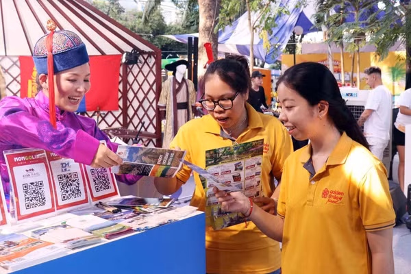 Gian hàng giới thiệu du lịch Mông Cổ tại sự kiện tổ chức ở Việt Nam. (Ảnh: TTXVN)