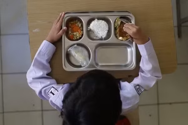 Một học sinh ăn trưa vào ngày đầu tiên của chương trình bữa ăn miễn phí tại một trường tiểu học ở Indonesia. (Nguồn: CNN)