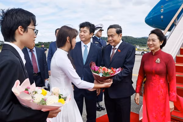 Chủ tịch Quốc hội Trần Thanh Mẫn và Phu nhân đến thủ đô Seoul, bắt đầu thăm chính thức Hàn Quốc. (Ảnh: Doãn Tấn/TTXVN)