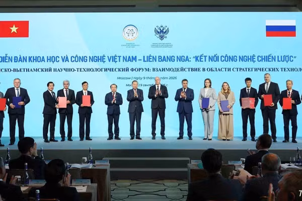 Tổng Bí thư, Chủ tịch nước Tô Lâm và Phó Thủ tướng Nga Dmitry Chernyshenko chứng kiến trao thỏa thuận hợp tác giữa hai nước. (Ảnh: Thống Nhất/TTXVN)
