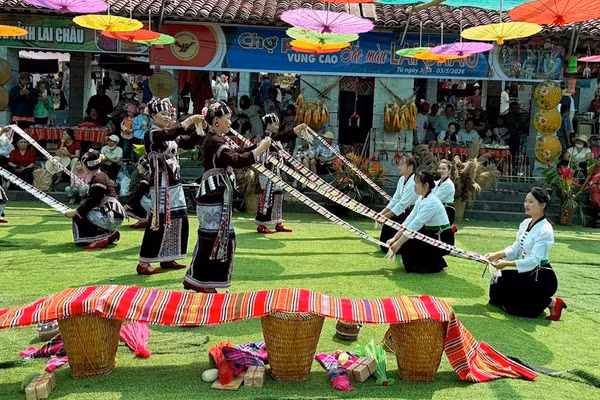 Đồng bào quảng bá bản sắc văn hóa tại Làng Văn hóa-Du lịch các dân tộc Việt Nam. (Ảnh: CTV)