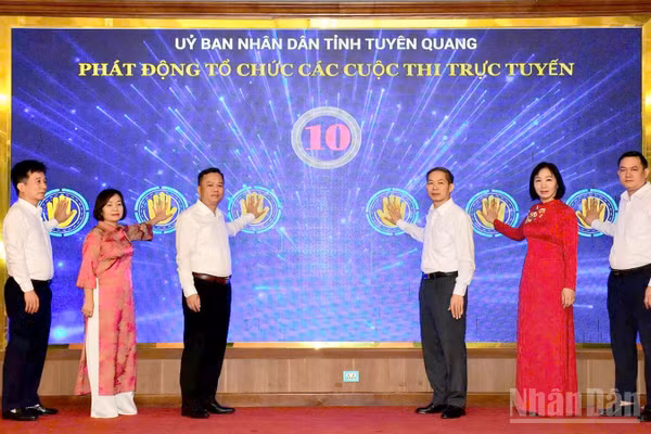 Đại biểu thực hiện nghi thức phát động cuộc thi. (Ảnh: ĐỨC THẮNG)